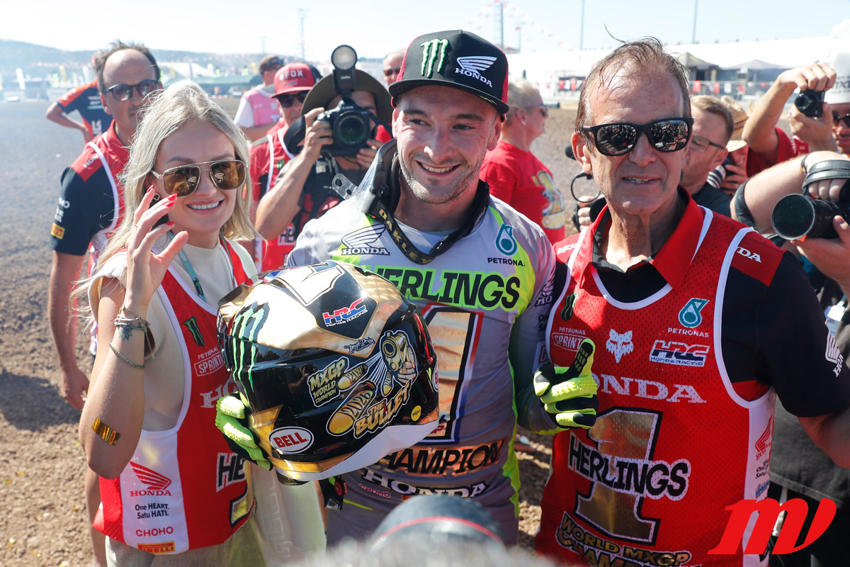 Jeffrey Herlings casque en main, entoure de proches apres sa course