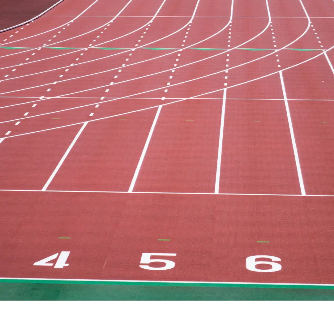 Piste d'athlétisme universitaire vide, couloirs numérotés